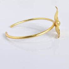 Load image into Gallery viewer, Golden Flower Bracelet - VBR0009

